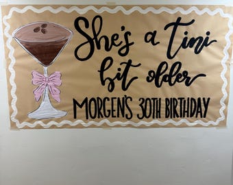 Elle est un peu plus âgée/ un peu plus âgée/21e anniversaire/bannière fête martini/impression guépard/bannière d'anniversaire/