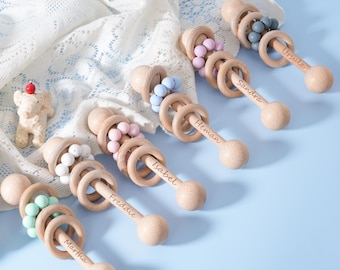 Gepersonaliseerde houten babyrammelaar, beukenhout, kraamcadeau