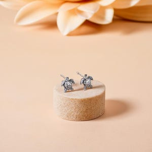 Kleine sterlingzilveren schildpadoorknopjes, zilveren stekers, perfect voor schildpadliefhebbers, klein en stijlvol cadeau voor haar.