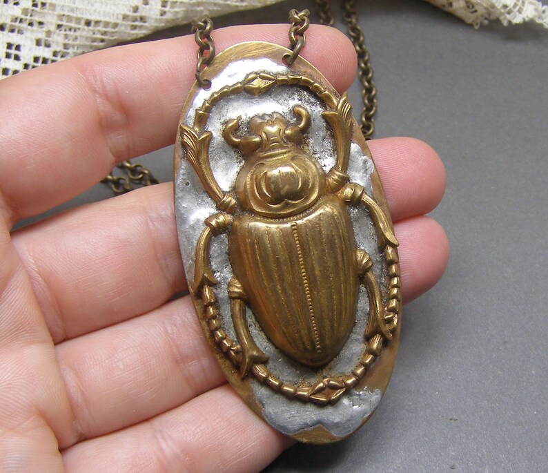 Collier rustique de scarabée Bijoux dinsectes faits à la main Coléoptère Collier de reliques en métal mélangé image 3