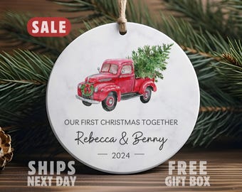 Adorno navideño personalizado para la primera Navidad juntos, adorno navideño con camión rojo para parejas, adorno para nuestra primera Navidad juntos, regalo para pareja nueva