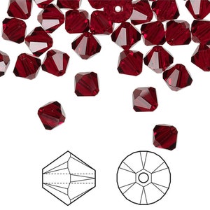 Puede incluir: Una dispersión de cuentas de cristal rojo oscuro, cada una con una forma cuadrada facetada. Debajo se muestra un dibujo de línea de la forma de la cuenta, junto con una vista superior de la cuenta.