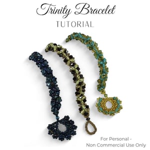 以下が含まれることがあります： 青、茶色、緑のビーズブレスレットが3つ。各ブレスレットは、端に円形のペンダントが付いています。ブレスレットは白い背景の上にあります。画像の上部には「Trinity Bracelet TUTORIAL」というテキストがあります。画像の下部には「For Personal - Non Commercial Use Only」というテキストがあります。