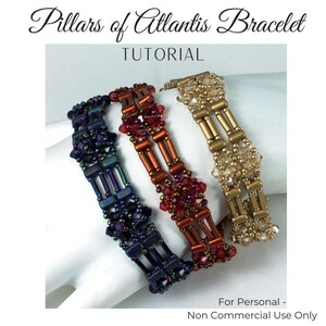 以下が含まれることがあります： 青、赤、金色の3つのビーズブレスレット。「Pillars of Atlantis Bracelet Tutorial」と表示されています。長方形と丸いビーズで作られたブレスレットです。