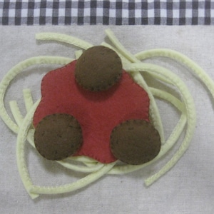 Espaguete de feltro com molho marinara e almôndegas