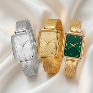 Può includere: Tre orologi da polso quadrati con cinturini a maglia. Uno è argentato con quadrante bianco, un altro è dorato con quadrante dorato e il terzo è dorato con quadrante verde. I quadranti degli orologi presentano numeri arabi.