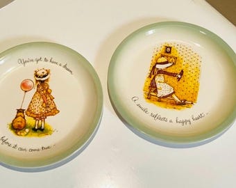 Platos vintage de edición coleccionista de Holly Hobbie de 1972. Estilo rústico campestre primitivo americano.