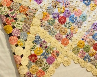 Antique 1930&#39;S Yo Yo Hand Stitched Quilt with Scalloped Edge Vintage Farmhouse CottageCore Shabby Chic