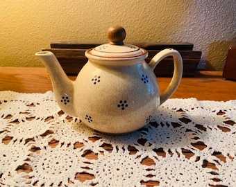 Tetera o cafetera de estilo vintage polaco con estampado de puntos azules, color blanco roto, estilo rústico, campestre francés y escandinavo.