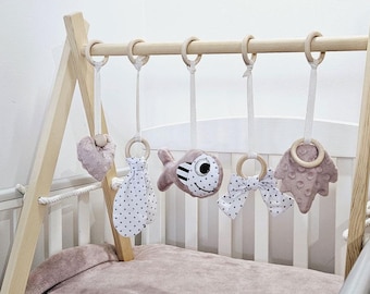 Ginásio de madeira para bebês com brinquedos sensoriais pendurados, ginásio de atividades Montessori