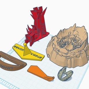 Könnte beinhalten: Ein Satz von 3D-gedruckten Modellen, darunter ein roter Turm, ein gelber Kegel mit einem Schild mit der Aufschrift "Frick & Frack", ein braunes Boot, ein brauner Krater, eine orangefarbene Form und ein grauer Helm.