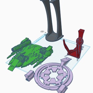 Puede incluir: Colección de objetos impresos en 3D en varios colores. Incluye un soporte gris oscuro, un objeto verde con superficie texturizada, una pieza curva roja y un emblema circular lila claro con diseño de estrella.