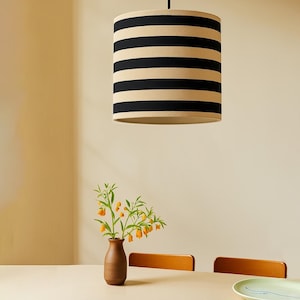 Modern randig pendellampa: Svart och beige hängande lampa med trumskärm
