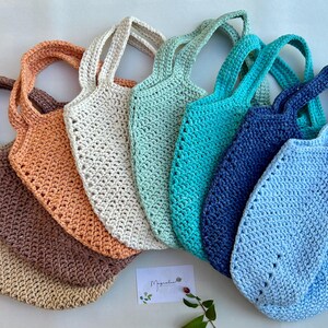 Bolso de mano Starling sin costuras, tejido a crochet y con inspiración escandinava: hecho a mano con hilo suave de poliéster y viscosa, cierre con botón de madera