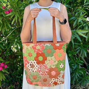 Hexagon Patchwork Tote Bag: Hand-Quilted Cotton Fabric Shoulder Bag with Zipper, 2cm Hexies