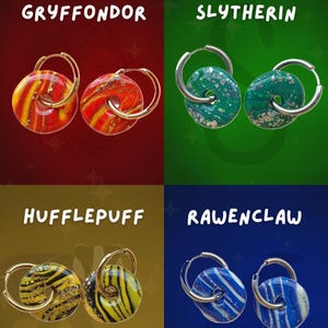 Puede incluir: Cuatro pares de pendientes de aro con cuentas de vidrio de diferentes colores. Las cuentas están decoradas con rayas y remolinos. Los pendientes están etiquetados con los nombres de las casas de Hogwarts: Gryffindor, Slytherin, Hufflepuff y Ravenclaw.