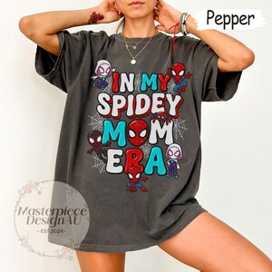 Puede incluir: Un juego de tres tazas de cer&aacute;mica con un acabado mate moteado. Las tazas son de color crema, gris claro y gris oscuro. Cada taza tiene un dise&ntilde;o simple y minimalista, ideal para caf&eacute; o t&eacute;.