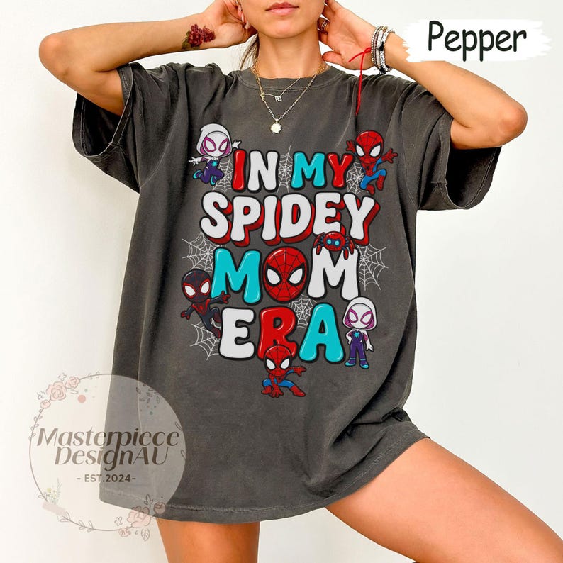 Puede incluir: Un juego de tres tazas de cer&aacute;mica con un acabado mate moteado. Las tazas son de color crema, gris claro y gris oscuro. Cada taza tiene un dise&ntilde;o simple y minimalista, ideal para caf&eacute; o t&eacute;.