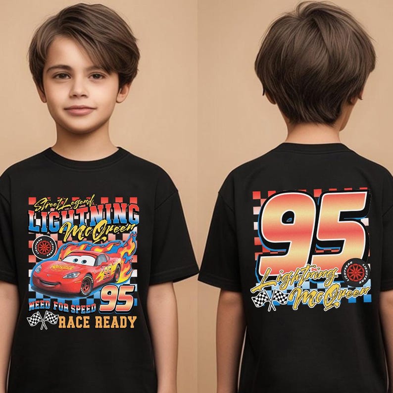 Puede incluir: Camiseta negra con Lightning McQueen de la pel&iacute;cula Cars. El gr&aacute;fico frontal incluye el texto "Street Legend Lightning McQueen" y "95". La parte posterior de la camiseta muestra un gran "95" y el logotipo de Lightning McQueen.