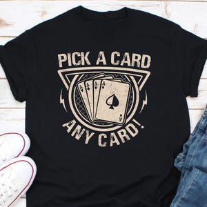 Camiseta con la frase "Elige una carta" y "Cualquier carta", diseño de mago, amante de la magia, ilusionista, magia de escenario, magia de cerca, trucos de magia, mago, naipes