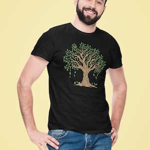 Könnte beinhalten: Schwarzes T-Shirt mit einem braunen Baumdesign und grünen Blättern aus Binärcode. Die Person trägt eine blaue Jeans. Der Hintergrund ist einfarbig gelb.