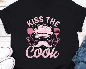 Camiseta engraçada de chef, camiseta gráfica Kiss the Cook, presente para amantes da culinária, camiseta com humor na cozinha, camiseta novidade para cozinheiros, presente legal para cozinheiros, subchefe