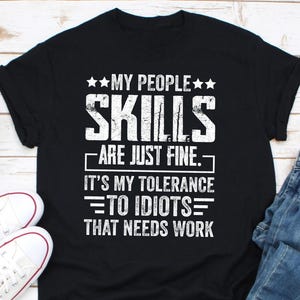 Minhas habilidades sociais são boas, é minha tolerância para idiotas, precisa de trabalho, camiseta, camiseta sarcástica de humor adulto, camiseta hipster, camiseta de baterias sociais