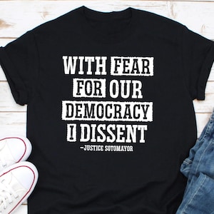 Con paura per la nostra democrazia dissenso maglietta, SCOTUS Sotomayor Kagan e Jackson, caso di immunità presidenziale, regalo maglietta giudice della Corte Suprema