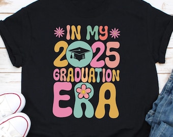 In meinem 2025 Graduate Era Shirt, dem benutzerdefinierten Abschluss-T-Shirt, dem trendigen graduate Era Shirt, dem Abschluss 2025 Shirt, dem Senior 2025 Abschlussgeschenk