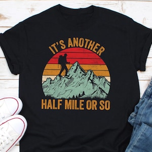 Es ist eine weitere halbe Meile oder so T-Shirt, Camper Shirt, Bergsteiger Geschenk, Outdoor-Enthusiast