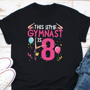 Esta pequeña gimnasta es 8 camisa, camisa de cumpleaños de gimnasia, en mi camisa de la era de la gimnasta, camisa de gimnasia de niña, camisa amante de la gimnasia