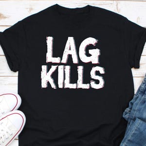 Lag Kills シャツ、ゲームギフト、ゲーミングシャツ、ゲーミング T シャツ、ゲームシャツ、ゲーマーへのギフト、オンラインゲーマーへのギフト ギフト ビデオ