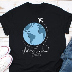 Chemise aventure, chemise voyageur, cadeau de voyage, chemise de vacances, amateur de voyage, chemise carte du monde, chemise mode avion, chemise Wanderlust