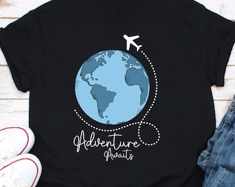 Abenteuer erwartet Shirt, Reisender Shirt, Reise Geschenk, Urlaub Shirt, Reise Liebhaber, Weltkarte Shirt, Flugzeugmodus Shirt, Fernweh Shirt