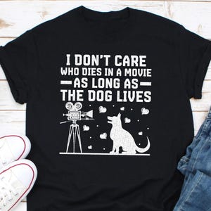 映画で誰が死んでも犬が生きてさえいれば構わないシャツ、犬好きシャツ、犬の飼い主シャツ、ペット好きシャツ、犬のパパママシャツ