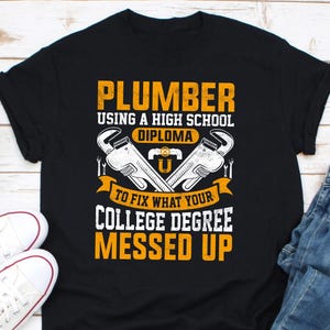 Camiseta de fontanero que usa un diploma de secundaria para arreglar lo que dice su título universitario, camiseta de fontanero, camiseta de fontanero, regalo para fontanero, The Pipefather
