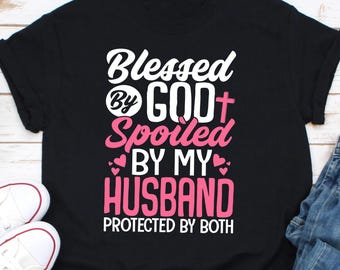 Gesegnet von Gott, verwöhnt von meinem Ehemann, geschützt durch beide Shirt, Glaube-T-Shirt, gesegnetes T-Shirt, Jesus-Kreuz-T-Stück, lustige T-Shirts, Familien-Hemden