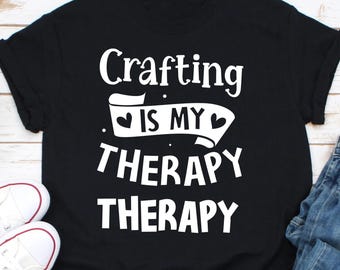 Handwerk ist meine Therapie Shirt, Handwerker-Liebhaber-T-Shirt, Handwerker-Geschenk, Scrapbooking-Shirt, Handwerks-T-Shirt, Hemd für Handwerker, Hersteller-T-Shirt