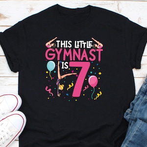 Esta pequeña gimnasta es 7 camisa, camisa de niña deportiva, camisa de gimnasta, camisa de gimnasia, regalo de gimnasia, amante de la gimnasia, soy camisa de gimnasia