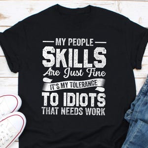 Mis habilidades sociales están bien, pero mi tolerancia hacia los idiotas necesita trabajo. Camiseta, camiseta sarcástica de humor para adultos, camiseta hipster, camiseta de baterías sociales
