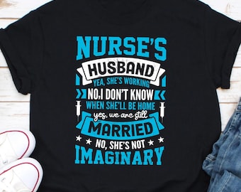 看護師の夫 はい、彼女は働いています、いいえ、彼女がいつ家に帰るかはわかりません Tシャツ、看護師の夫のシャツ、看護師の夫への贈り物、看護の名言