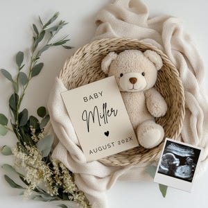 Modello modificabile per annuncio di gravidanza digitale con orsetto di peluche / Boho Gender Neutral Eucalyptus Wildflower Baby Reveal / In attesa sui social media
