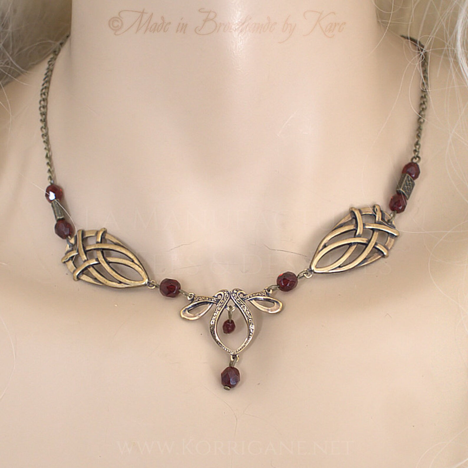 Collier Court Vintage Années 1970 - Composite Cerise Et Métal, Style Celtique, Occasion