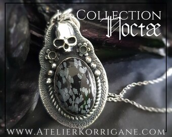 Puede incluir: Un colgante de plata con una piedra de obsidiana copo de nieve negra y blanca, un dije de calavera y una cadena de plata. El colgante está etiquetado con "LA COLLECTION NOCTA" y "WWW.ATELIERKORRIGANE.COM".