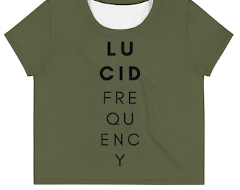 Puede incluir: Una camiseta verde recortada con texto negro que dice "LUCID FREQUENCY".