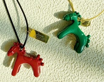 Collier personnalisé avec nom et pendentif cheval coloré, orné d'un pendentif animal en émail, chaîne ajustable à plusieurs rangs pour femmes et filles, cadeau unique pour les passionnées d'équitation.