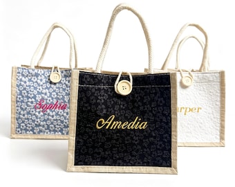 Personalisierte Brautjungferntasche aus Leinen mit geprägter Spitze, individuell bestickte Handtasche im Cottagecore-Stil mit Namen, Boho-Vintage-Geschenk für die Brautgesellschaft