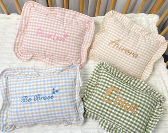 Coussin brodé personnalisé à carreaux avec prénom de bébé / Oreiller personnalisé avec prénom de bébé / Oreiller en coton style nordique à volants / Décoration de literie pour nouveau-né