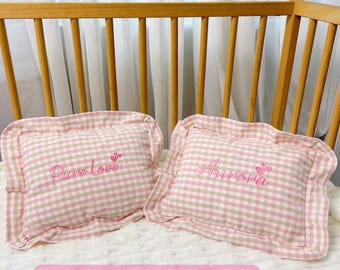 Coussin bébé brodé à carreaux avec prénom / Coussin bébé personnalisé avec prénom / Coussin en coton style nordique à volants / Coussin nouveau-né