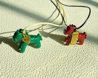 Collier personnalisé avec nom et pendentif cheval coloré, orné d'un pendentif animal en émail, chaîne ajustable à plusieurs rangs pour femmes et filles, cadeau unique pour les passionnées d'équitation.